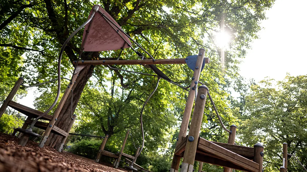 Der Autofahrer fuhr gegen einen Spielturm auf einem Spielplatz. (Symbolbild)