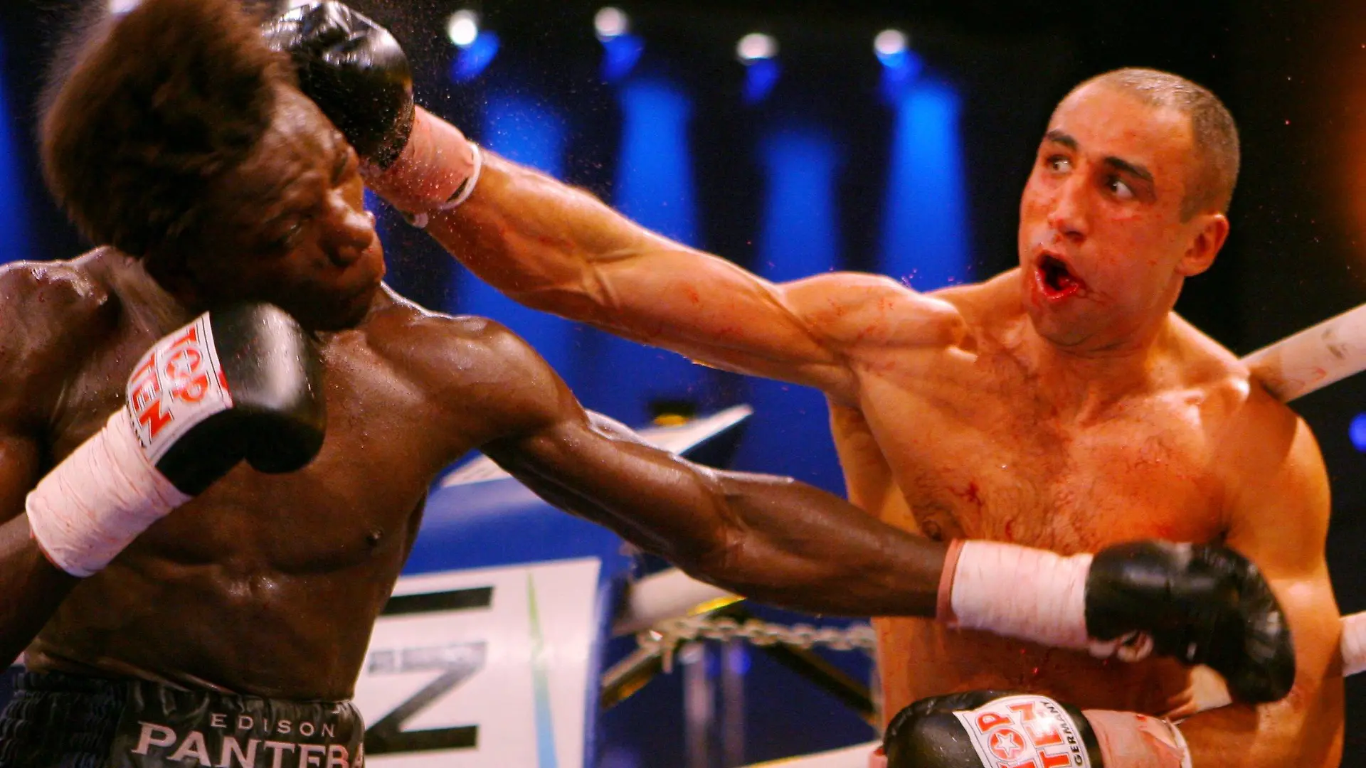 Titelverteidiger Arthur Abraham (r) aus Deutschland trifft seinen Gegner Edison Miranda aus Kolumbien in der Nacht zum Sonntag (24.09.2006) im Kampf um die IBF-Weltmeisterschaft im Mittelgewicht in der Rittal-Arena in Wetzlar mit seiner Rechten. Abraham hat seinen IBF-Titel im Mittelgewicht erfolgreich verteidigt. Der 26 Jahre alte Berliner bezwang Miranda nach Punkten. Für den ungeschlagenen Schützling von Trainer Uli Wegner war dies der 22. Sieg in seiner Profi-Karriere. In der fünften Runde erlitt Abraham einen Kieferbruch und musste nach dem Kampf ins Krankenhaus. Foto: Arne Dedert dpa/lhe +++(c) dpa - Bildfunk+++