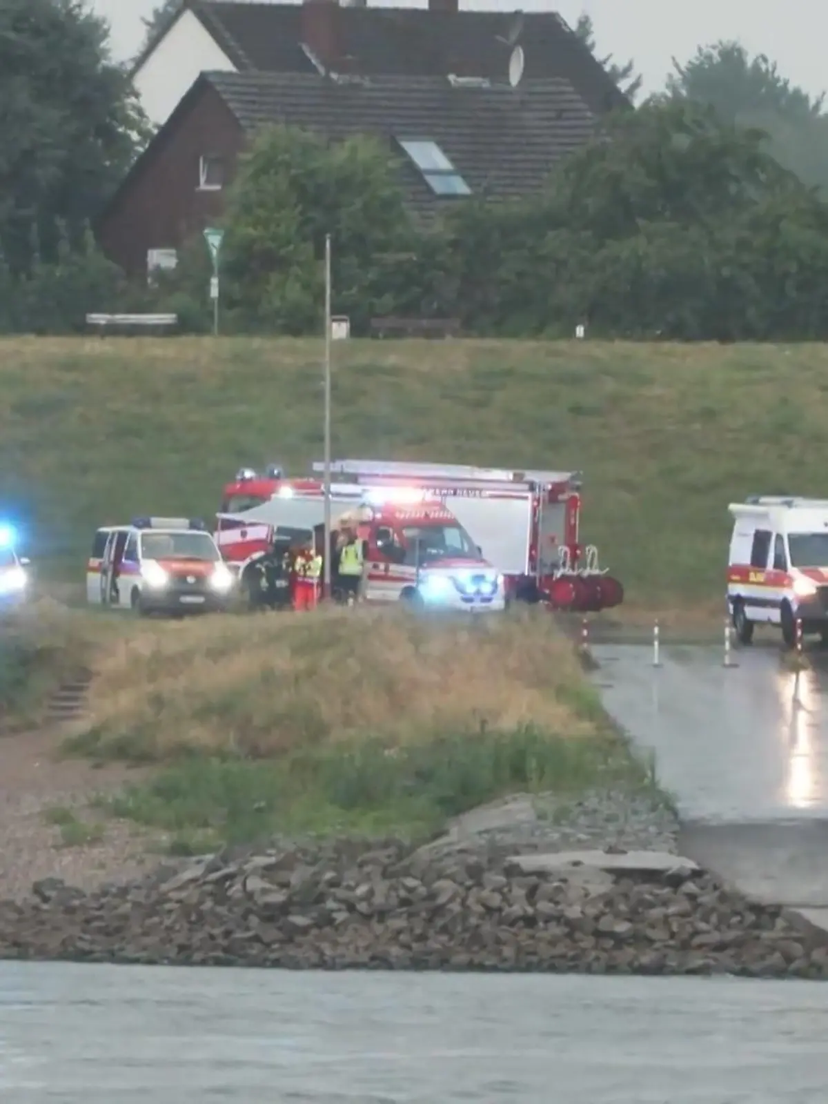Bild zu: "Junge (6) nach Schwimmen im Rhein vermisst – sein Vater will noch hinter ihm her"