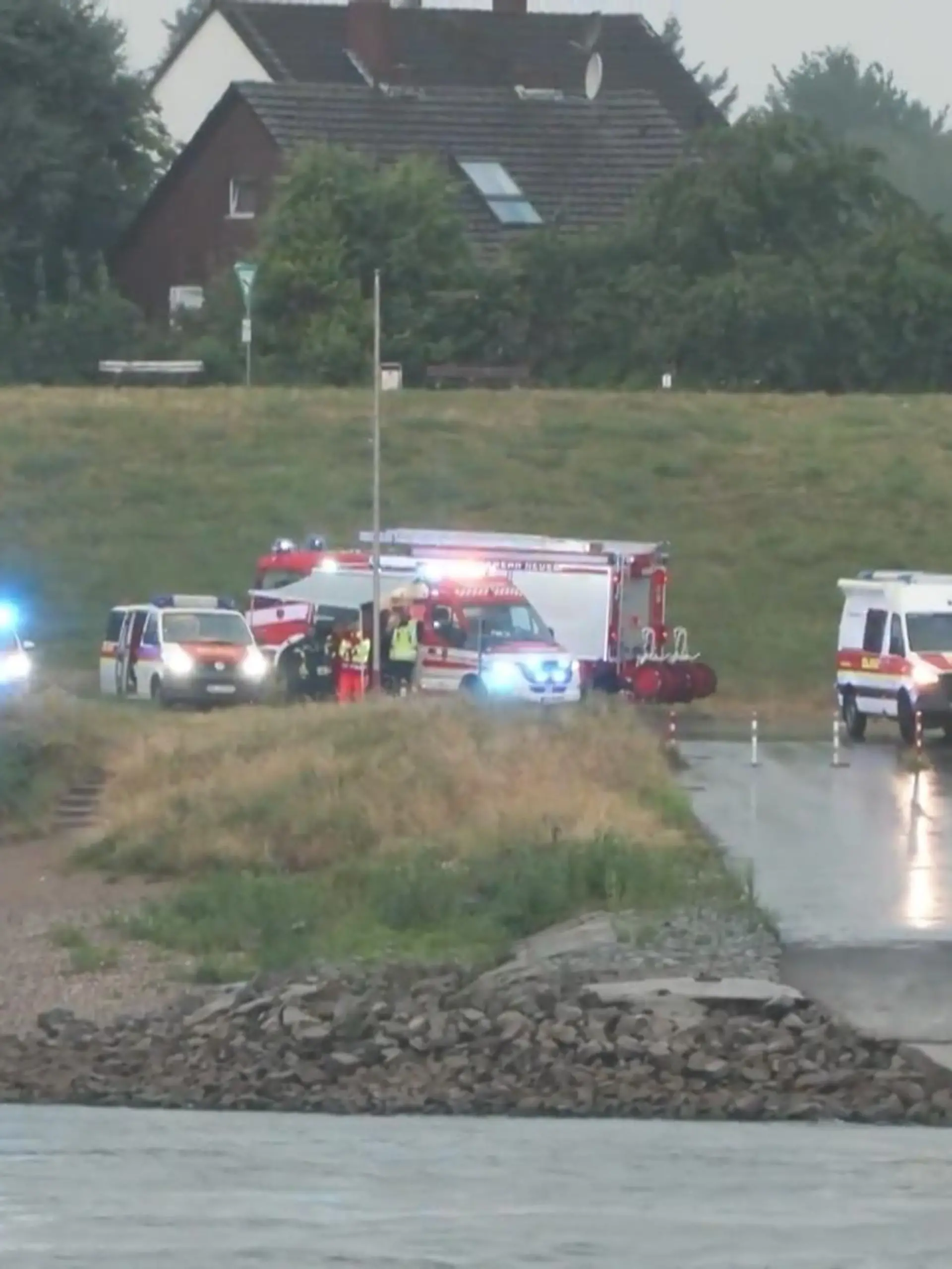 Bild zu: "Junge (6) nach Schwimmen im Rhein vermisst – sein Vater will noch hinter ihm her"