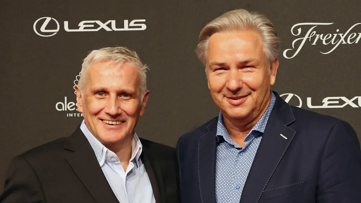 ARCHIV - 10.07.2015, Berlin: Der frühere Regierende Bürgermeister von Berlin, Klaus Wowereit (r), und sein Partner Jörn Kubicki kommen über den Roten Teppich zur Michalsky StyleNite im Rahmen der Fashion Week. Kubicki ist tot. Das bestätigte Wowereits Anwalt am Samstagabend der Deutschen Presse-Agentur. Foto: picture alliance / dpa +++ dpa-Bildfunk +++