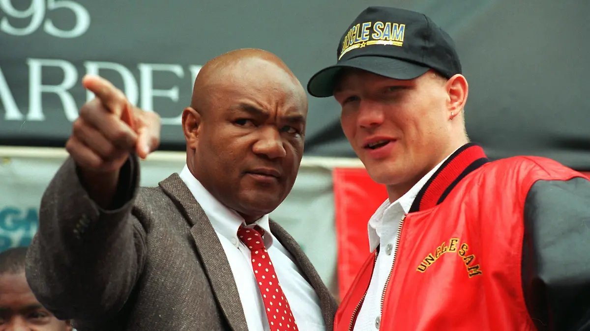 ARCHIV - 20.04.1995, USA, Las Vegas: Der damalige amtierende Schwergewichts-Weltmeister George Foreman (l) steht neben seinem Herausforderer Axel Schulz aus Deutschland nach dem offiziellen Wiegen. (zu dpa: «Schulz 25 Jahre nach Foreman: «Ich kam als Betrogener nach Hause»») Foto: Carsten Rehder/dpa +++ dpa-Bildfunk +++