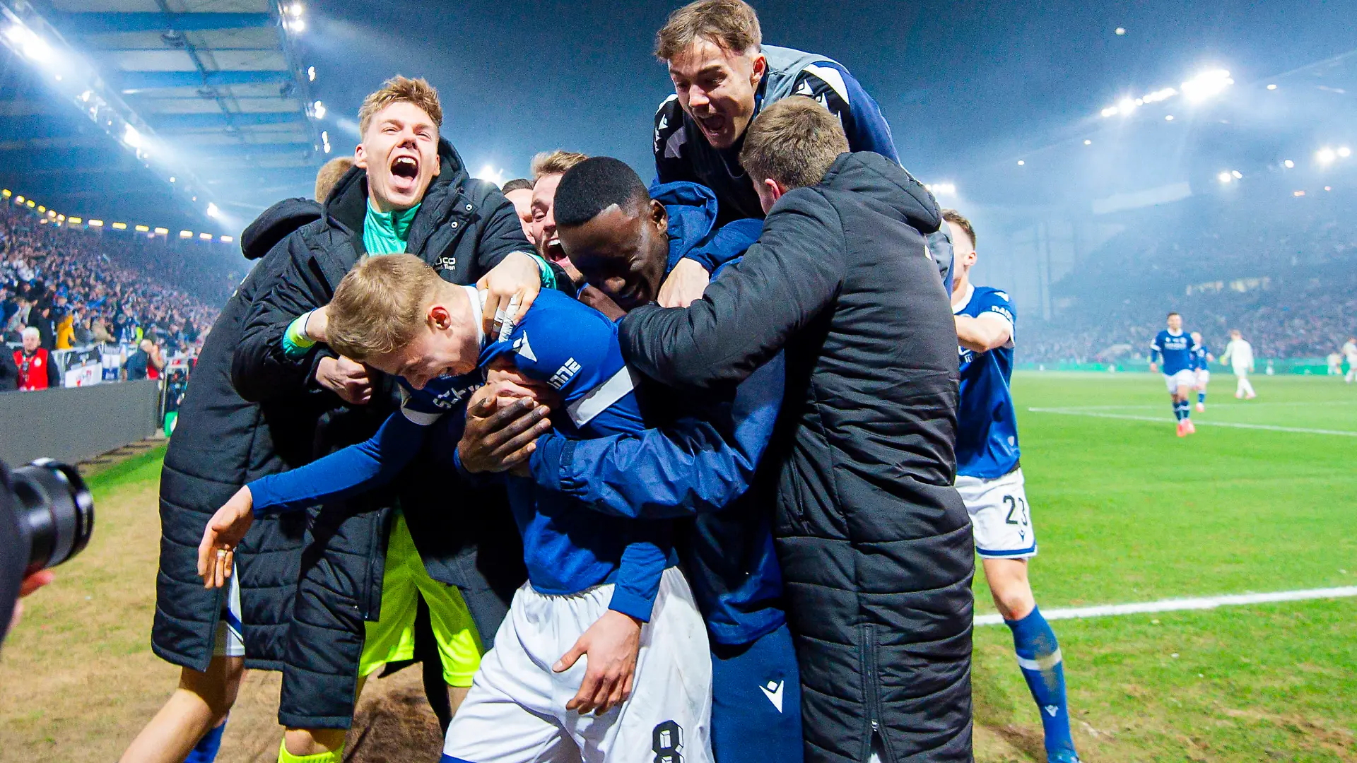 Fußball, 2024/2025, DFB-Pokal, Viertelfinale, DSC Arminia Bielefeld - SV Werder Bremen: Jubeltraube nach dem Tor zum vermeintlichen Tor zum 3:1 am 25.02.2025