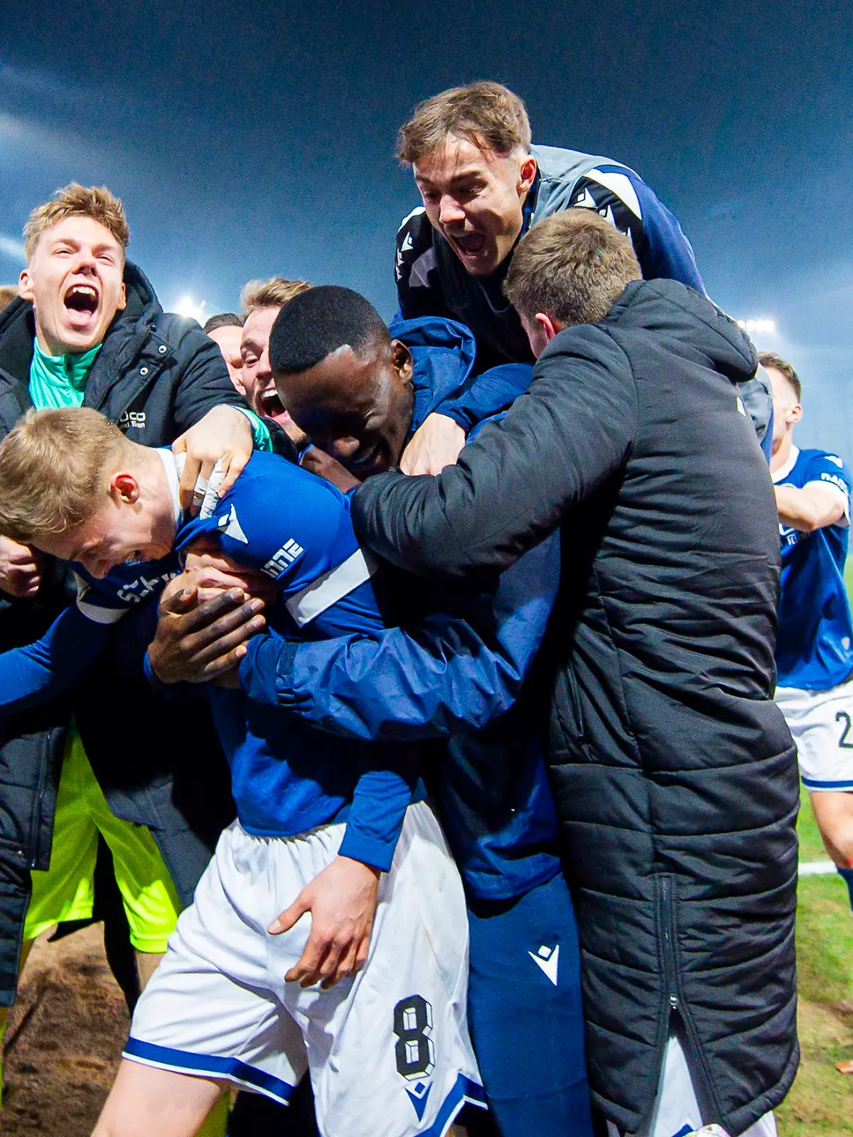 Fußball, 2024/2025, DFB-Pokal, Viertelfinale, DSC Arminia Bielefeld - SV Werder Bremen: Jubeltraube nach dem Tor zum vermeintlichen Tor zum 3:1 am 25.02.2025 
