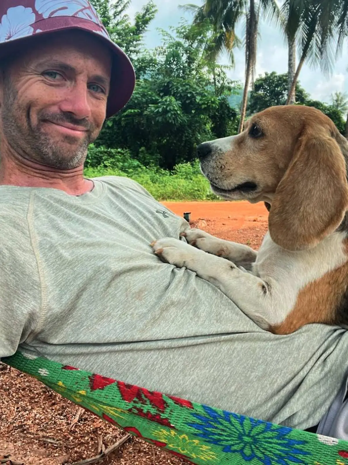 Niall Harbison mit Tierschutzhund McMuffin