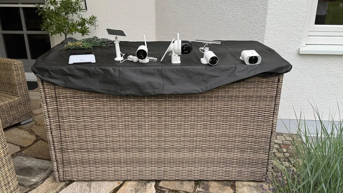 Alle fünf Modelle liegen auf einer Box im Garten. 