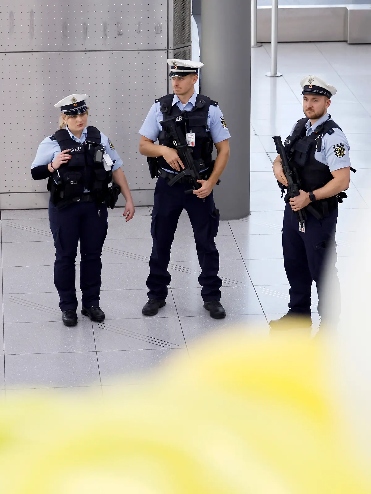 Bild zu: "Abgelehnter Asylbewerber flieht aus Sicherheitsbereich im Flughafen"