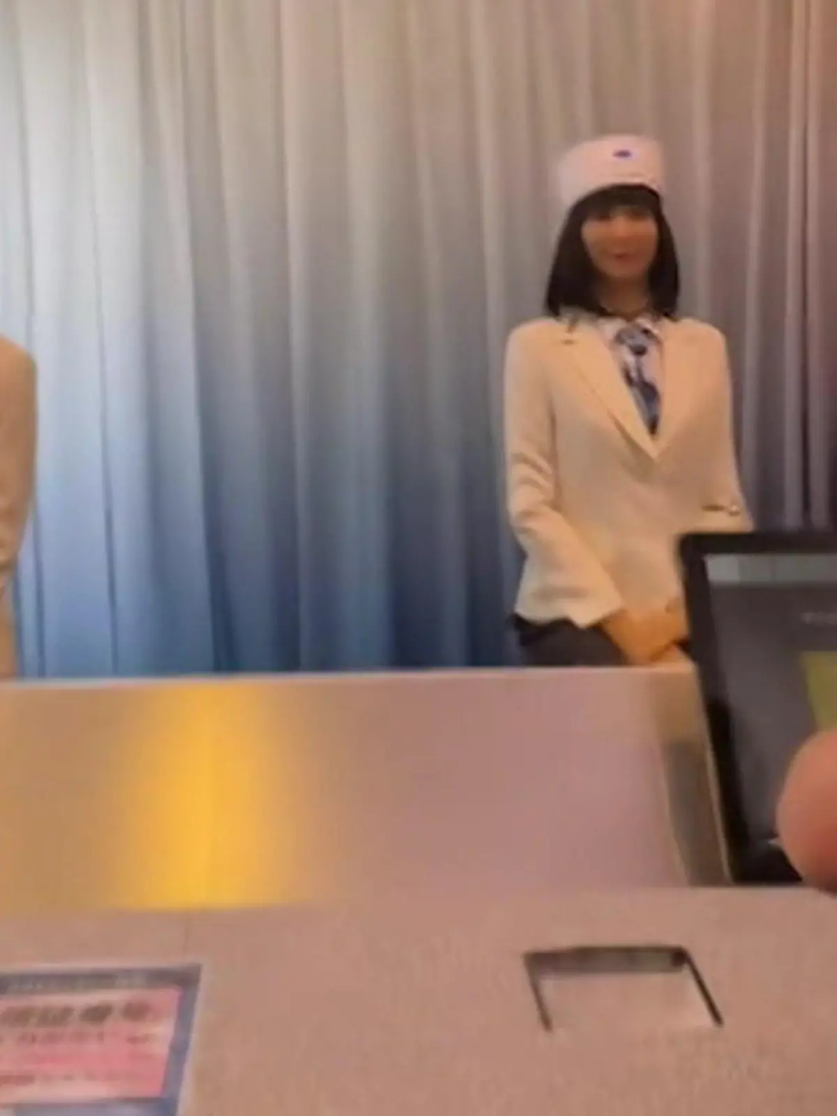 In einem Hotel in Tokio stehen Roboter an der Rezeption.