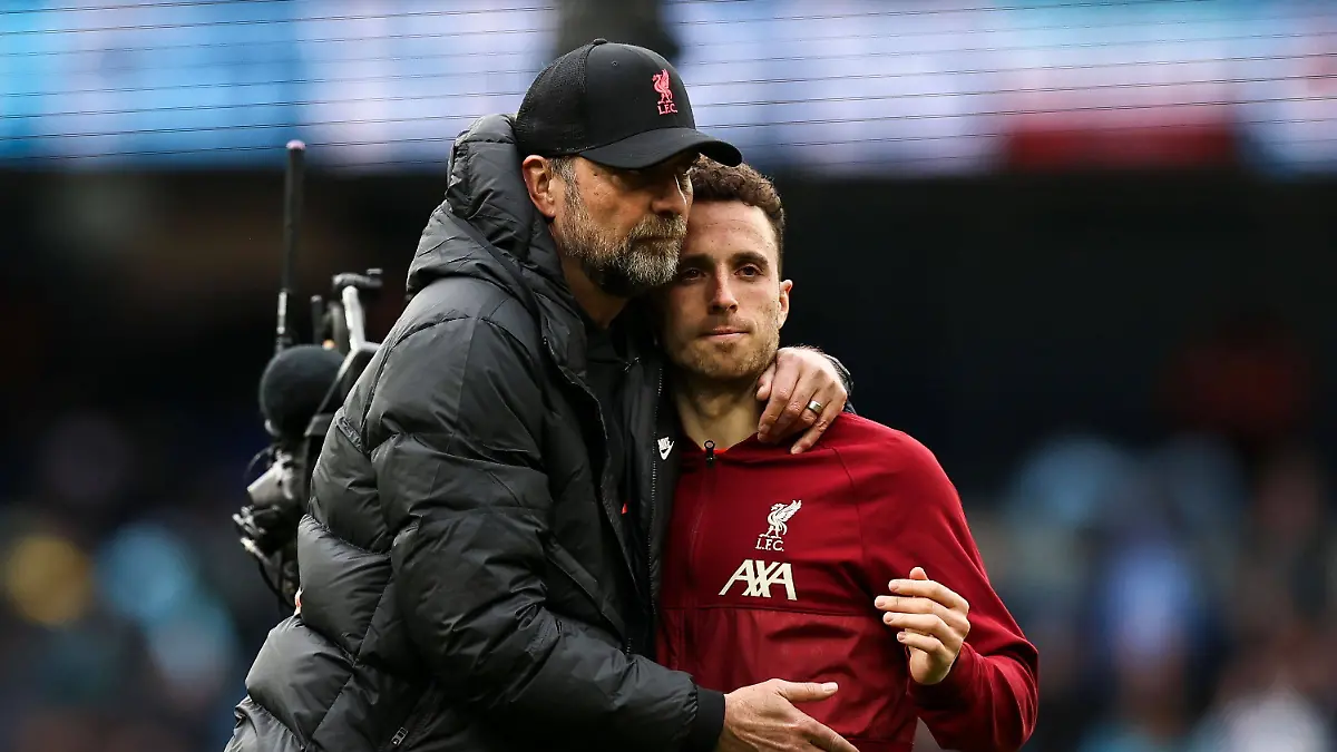 Mandatory Credit: Photo by Paul Currie/Shutterstock 12887049es Jürgen Klopp manager of Liverpool and Diogo Jota of Liverpool at full time Manchester City v Liverpool, Premier League, Football, Etihad Stadium, Manchester, UK - 10 Apr 2022 EDITORIAL USE ONLY No use with unauthorised audio, video, data, fixture lists, club/league logos or live services. Online in-match use limited to 120 images, no video emulation. No use in betting, games or single club/league/player publications. Manchester City v Liverpool, Premier League, Football, Etihad Stadium, Manchester, UK - 10 Apr 2022 EDITORIAL USE ONLY No use with unauthorised audio, video, data, fixture lists, club/league logos or live services. Online in-match use limited to 120 images, no video emulation. No use in betting, games or single club/league/player publications. PUBLICATIONxINxGERxSUIxAUTXHUNxGRExMLTxCYPxROMxBULxUAExKSAxONLY Copyright: xPaulxCurrie/Shutterstockx 12887049es 