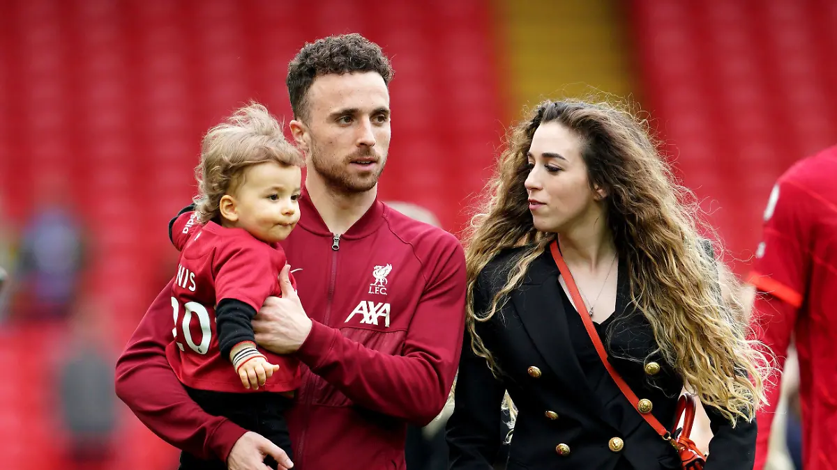 DATEI - Liverpools Diogo Jota geht nach dem Premier-League-Spiel in Anfield, Liverpool, am Sonntag, 22. Mai 2022, mit seiner Familie über das Spielfeld. (Peter Byrne/PA via AP, Datei)