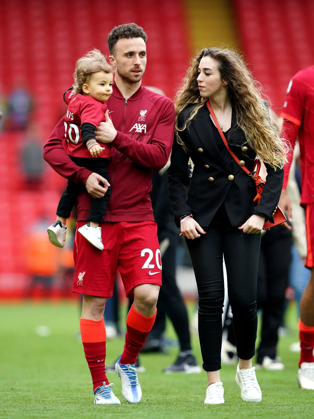 DATEI - Liverpools Diogo Jota geht nach dem Premier-League-Spiel in Anfield, Liverpool, am Sonntag, 22. Mai 2022, mit seiner Familie über das Spielfeld. (Peter Byrne/PA via AP, Datei)
