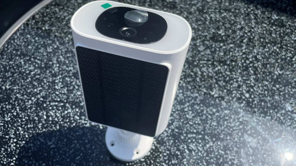Überwachungskamera mit integrierten Sonnenpanel steht auf dem Tisch