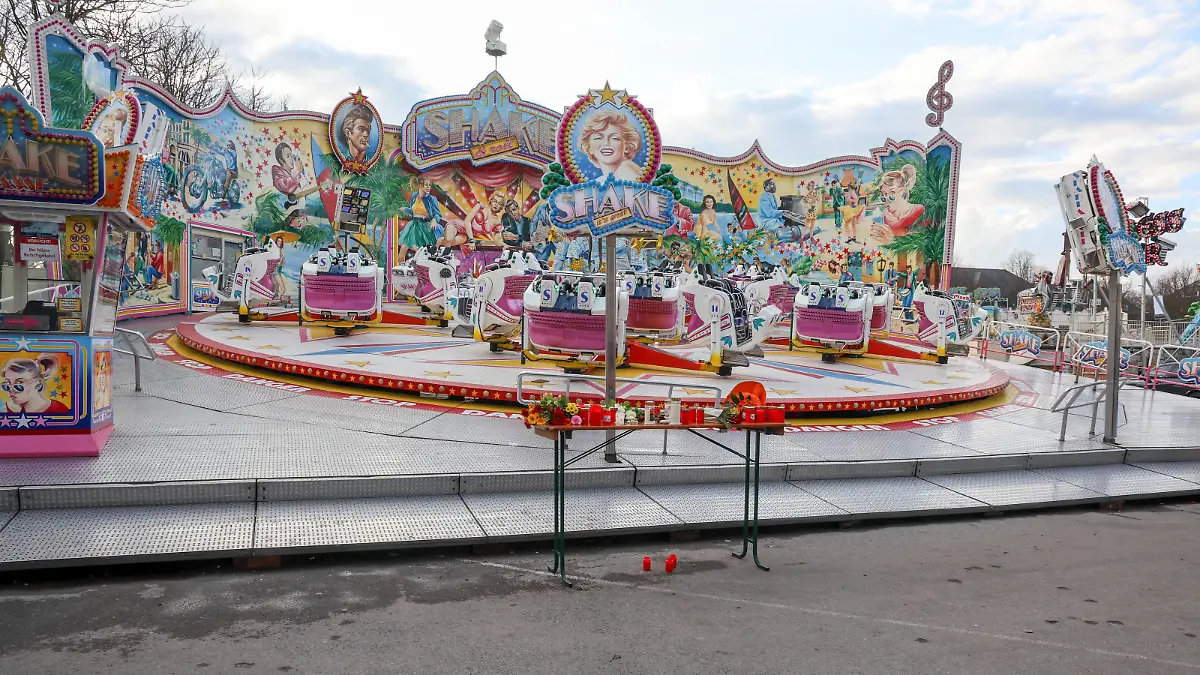 Münster bricht Volksfest Send nach tödlichem Messerangriff vorzeitig ab DEU, Deutschland, Nordrhein-Westfalen, Münster, 19.03.2023: Wegen eines tödlichen Messerangriffs bricht die Stadt Münster den Send auf dem Schlossplatz vorzeitig ab. Am Tatort werden Blumen abgelegt und Kerzen angezündet *** Münster cancels folk festival Send early after fatal knife attack DEU, Germany, North Rhine-Westphalia, Münster, 19 03 2023 Due to a fatal knife attack, the city of Münster cancels the Send on the Schlossplatz early Flowers are laid and candles are lit at the crime scene