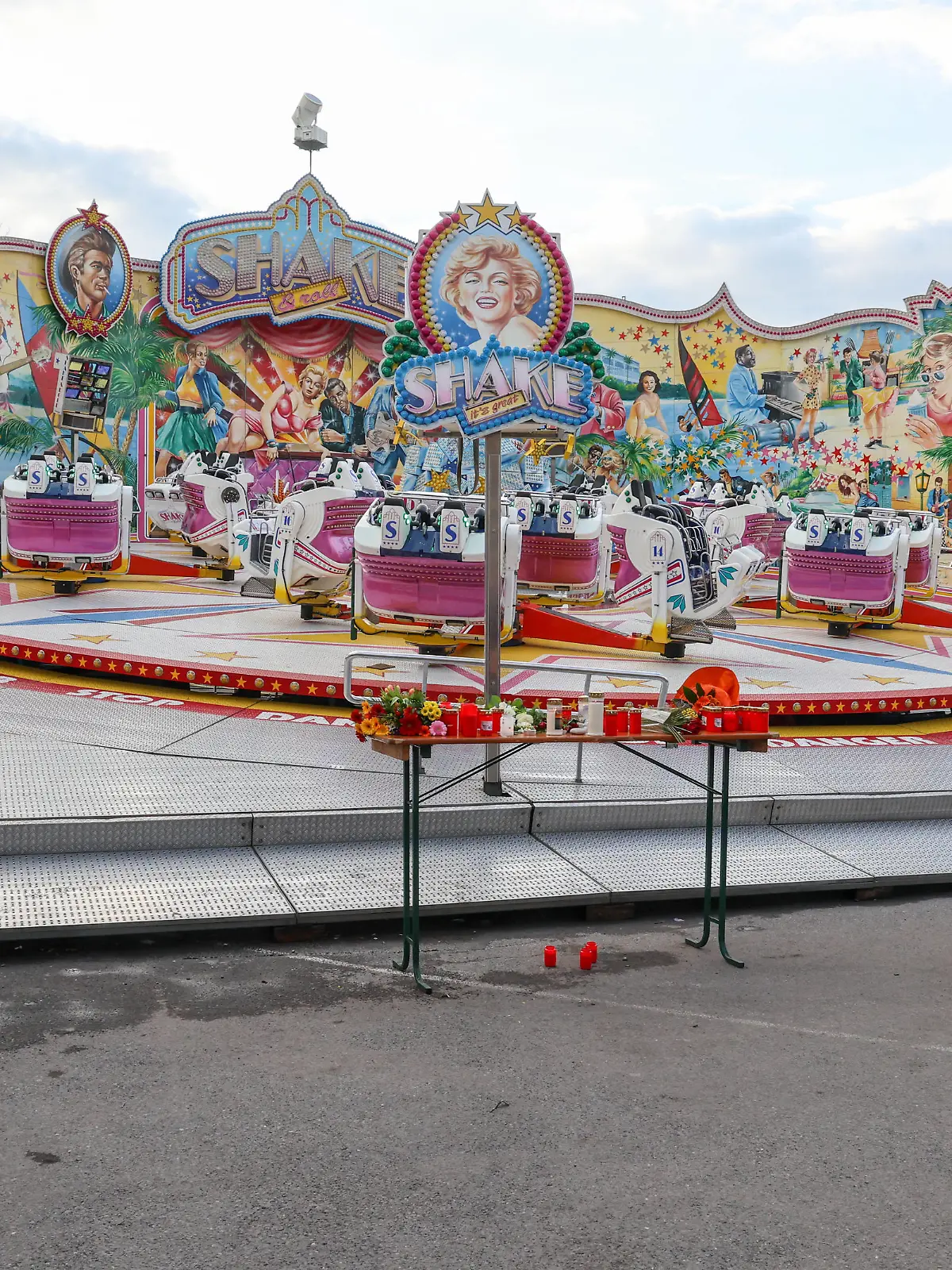 Münster bricht Volksfest Send nach tödlichem Messerangriff vorzeitig ab DEU, Deutschland, Nordrhein-Westfalen, Münster, 19.03.2023: Wegen eines tödlichen Messerangriffs bricht die Stadt Münster den Send auf dem Schlossplatz vorzeitig ab. Am Tatort werden Blumen abgelegt und Kerzen angezündet *** Münster cancels folk festival Send early after fatal knife attack DEU, Germany, North Rhine-Westphalia, Münster, 19 03 2023 Due to a fatal knife attack, the city of Münster cancels the Send on the Schlossplatz early Flowers are laid and candles are lit at the crime scene