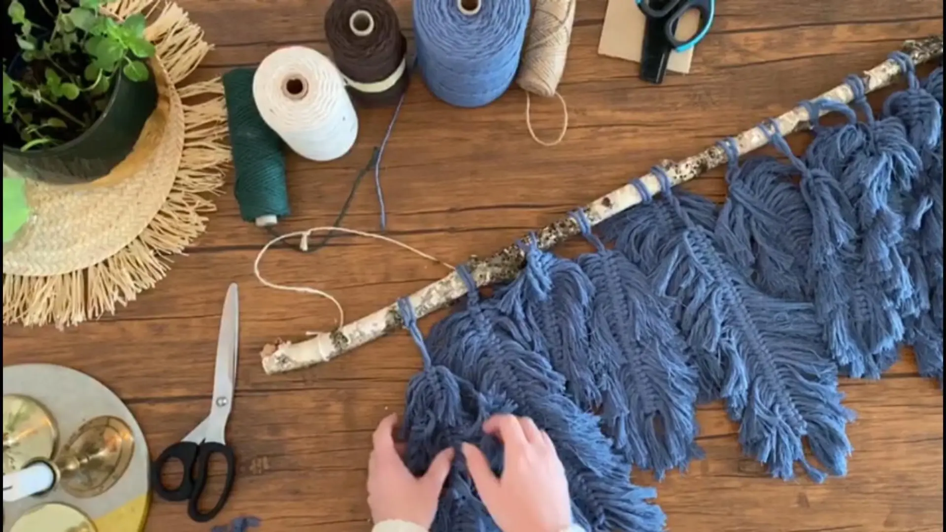 Anleitung: Feder-Makramee zum Selbermachen Boho-Deko für Wand oder Decke