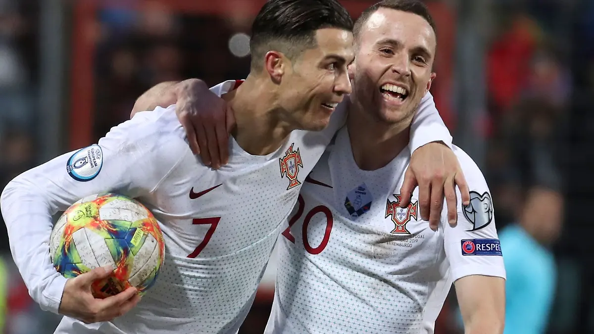 Cristiano Ronaldo (links) und der bei einem Autounfall gestorbene Diogo Jota waren jahrelang Auswahlkollegen in Portugal.