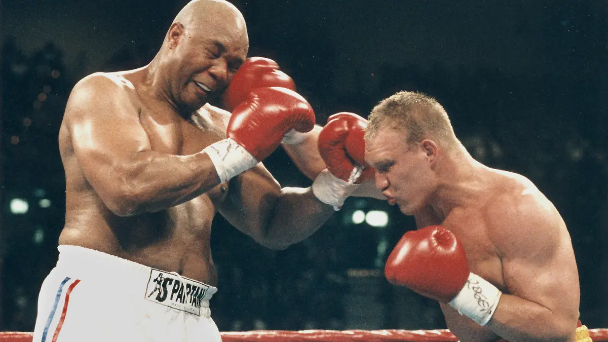Las Vega, 22.04.1995 IBF - Weltmeisterschaft im Schwergewicht George Foreman vs Axel Schulz Axel trifft mit seiner Rechten Foreman am Kopf.