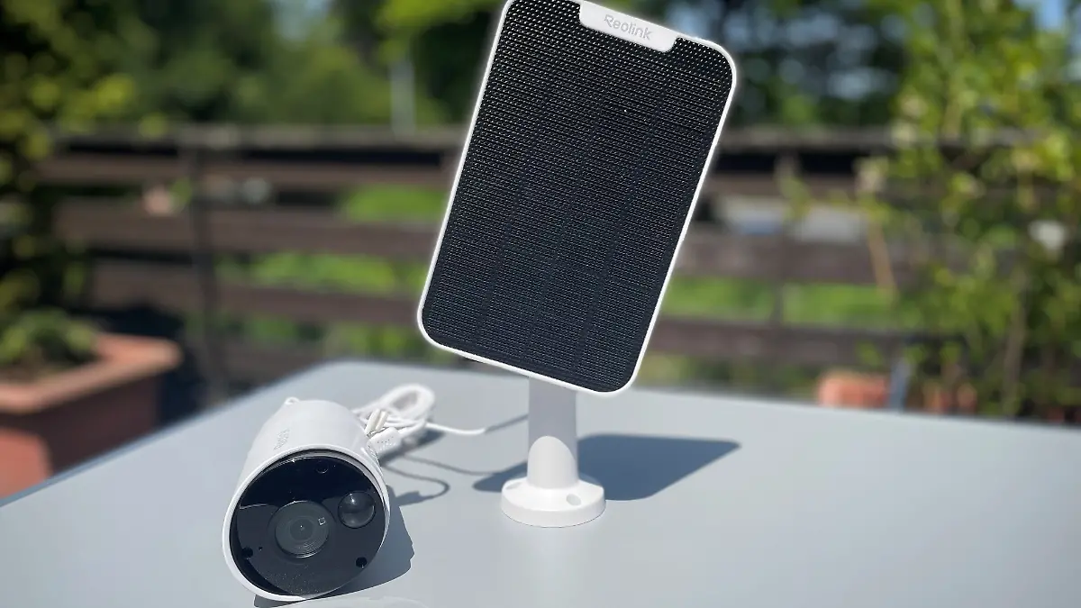 Kamera und Sonnenpanel stehen auf einem Tisch.