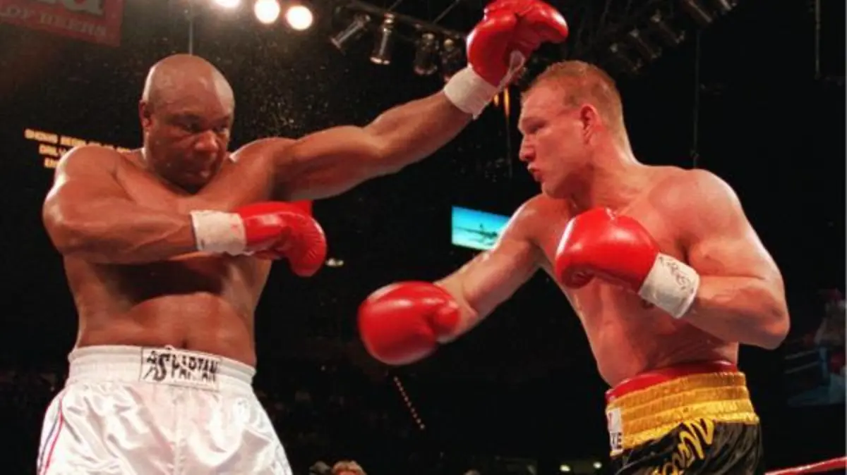 AXEL SCHULZ (r) und GEORGE FOREMAN bei ihrem WM-Kampf am Sonnabend abend (Ortszeit) im MGM-Hotel von Las Vegas. Foreman verteidigt den Titel im Schwergewicht nach Punkten.