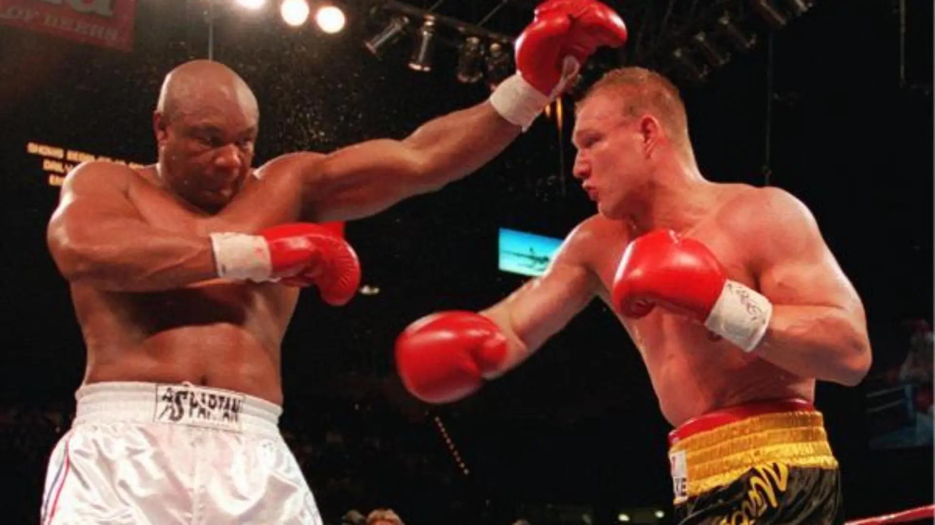 AXEL SCHULZ (r) und GEORGE FOREMAN bei ihrem WM-Kampf am Sonnabend abend (Ortszeit) im MGM-Hotel von Las Vegas. Foreman verteidigt den Titel im Schwergewicht nach Punkten.