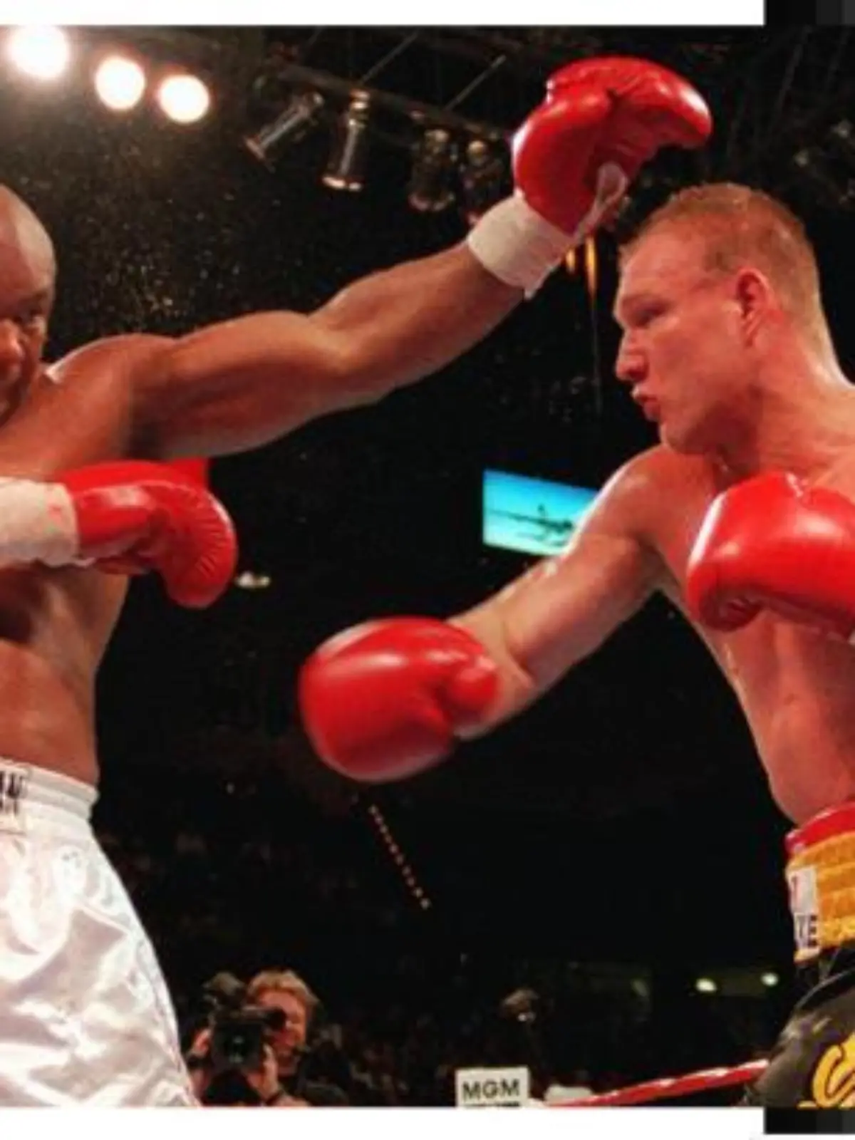 AXEL SCHULZ (r) und GEORGE FOREMAN bei ihrem WM-Kampf am Sonnabend abend (Ortszeit) im MGM-Hotel von Las Vegas. Foreman verteidigt den Titel im Schwergewicht nach Punkten.