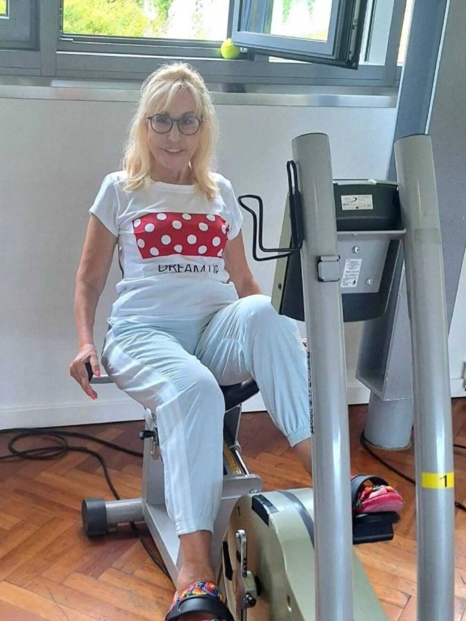 Maria Weller (70), Witwe von Boxlegende René Weller, hat harte Wochen hinter sich! Nach einem Sturz musste sie notoperiert werden, ist nun in Reha. Uns hat sie erzählt, wie es ihr dort ergeht.