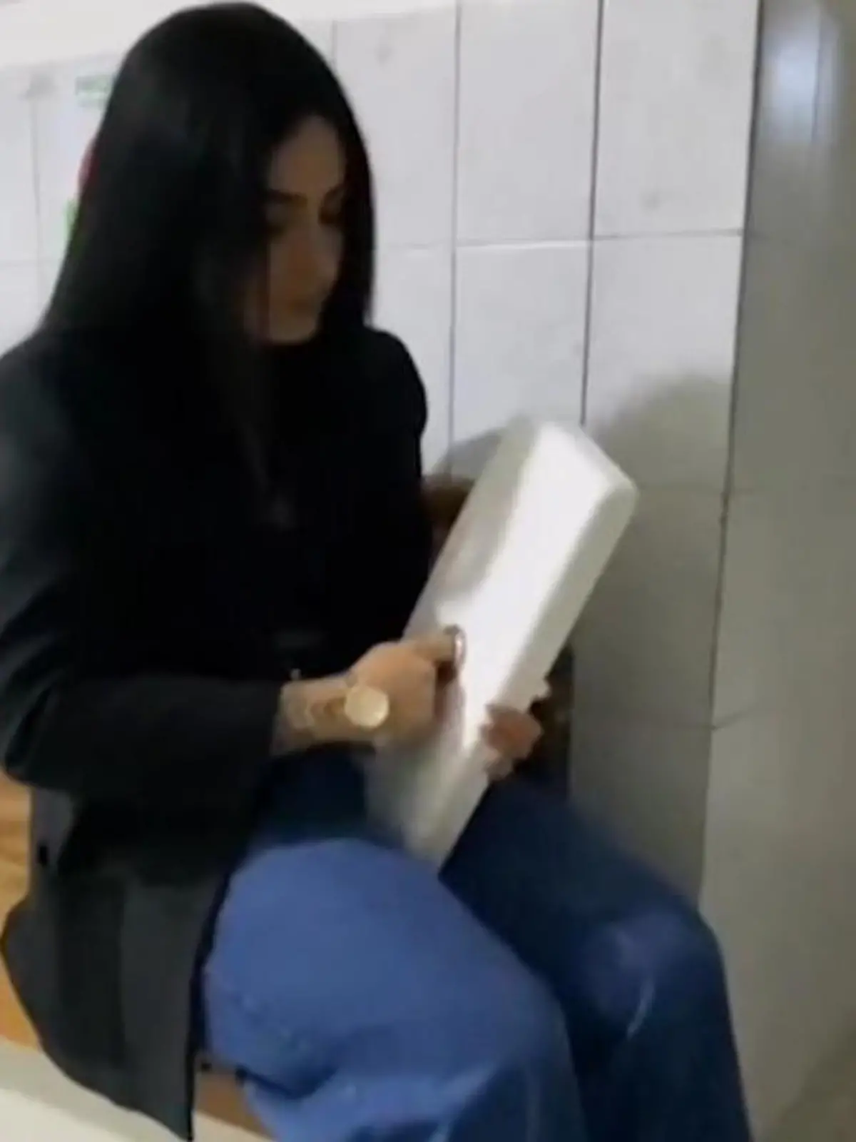 Bild zu: "KAKA-strophe! Frau bleibt mit Finger in Klospülung stecken"