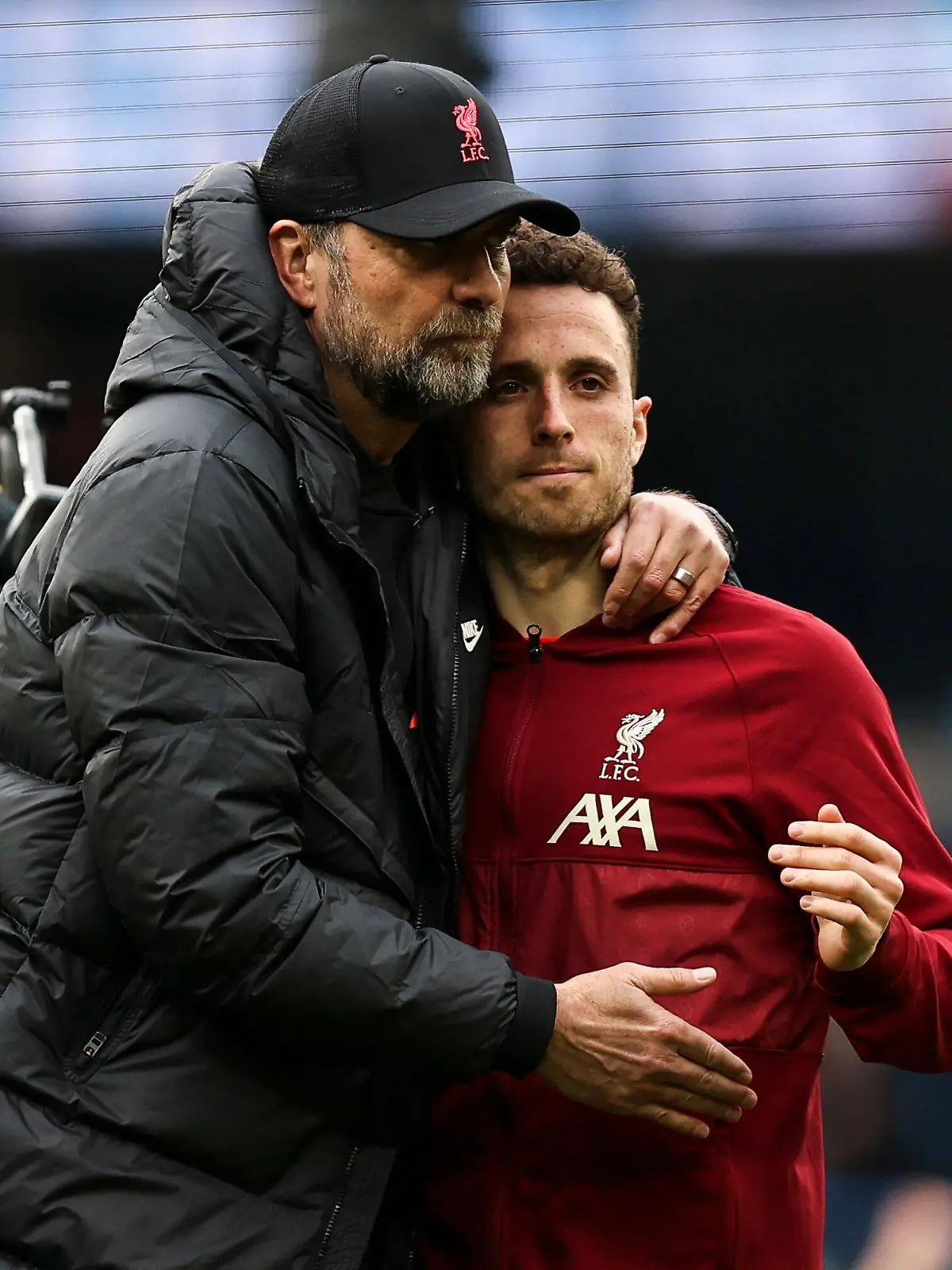 Jürgen Klopp (l.), Manager des FC Liverpool und Diogo Jota nach dem Spiel zwischen Liverpool und Manchester City in der Premier League am 10. April 2022 
