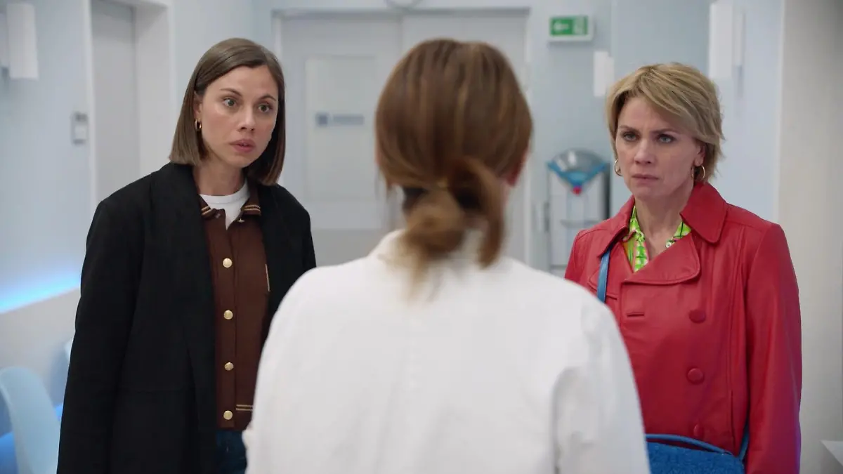 Matilda (Anna-Katharina Fecher, l.) und Yvonne (Gisa Zach, r.) sind geschockt, dass Gerner einen Schlaganfall hatte und im Koma liegt. In der Mitte Lilly (Iris Mareike Steen)