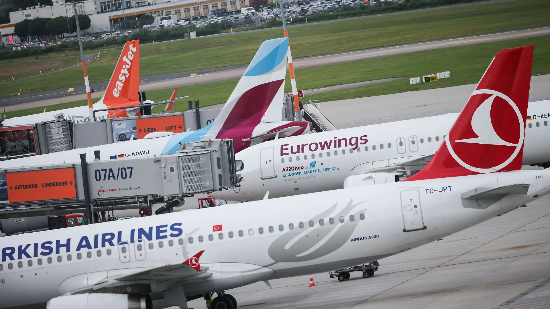 Der Hamburger Flughafen steht kurz vor einem Streik des Sicherheitspersonals: Noch rollen die Maschinen verschiedener Fluggesellschaften, wie Eurowings, Turkish Airlines und easyJet, an die Terminals. (Archivbild)