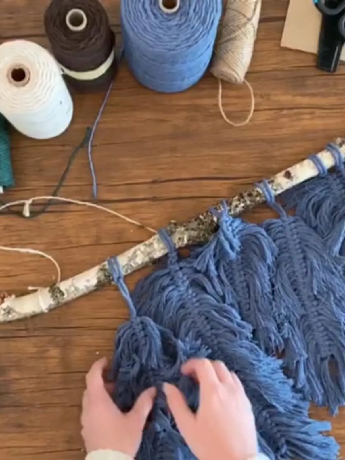 Bild zu: "DIY-Anleitung: Federleichtes Makramee "