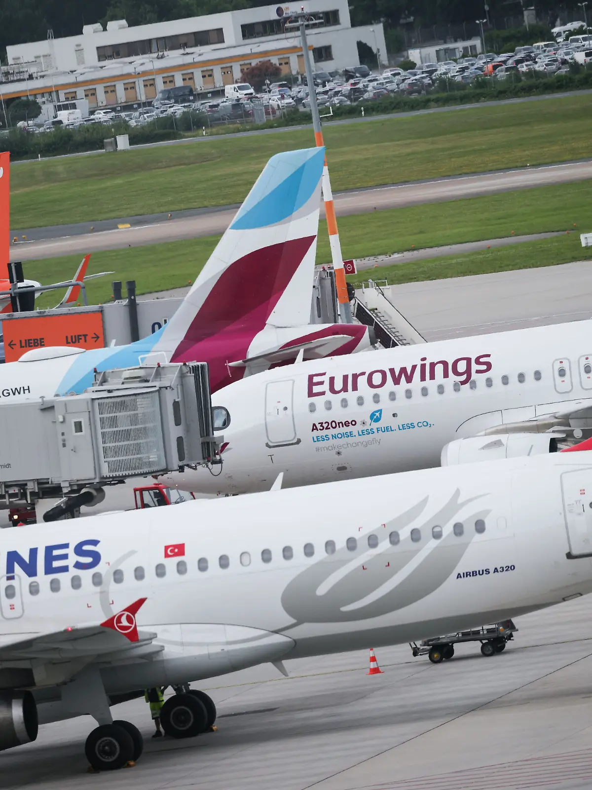 Der Hamburger Flughafen steht kurz vor einem Streik des Sicherheitspersonals: Noch rollen die Maschinen verschiedener Fluggesellschaften, wie Eurowings, Turkish Airlines und easyJet, an die Terminals. (Archivbild)