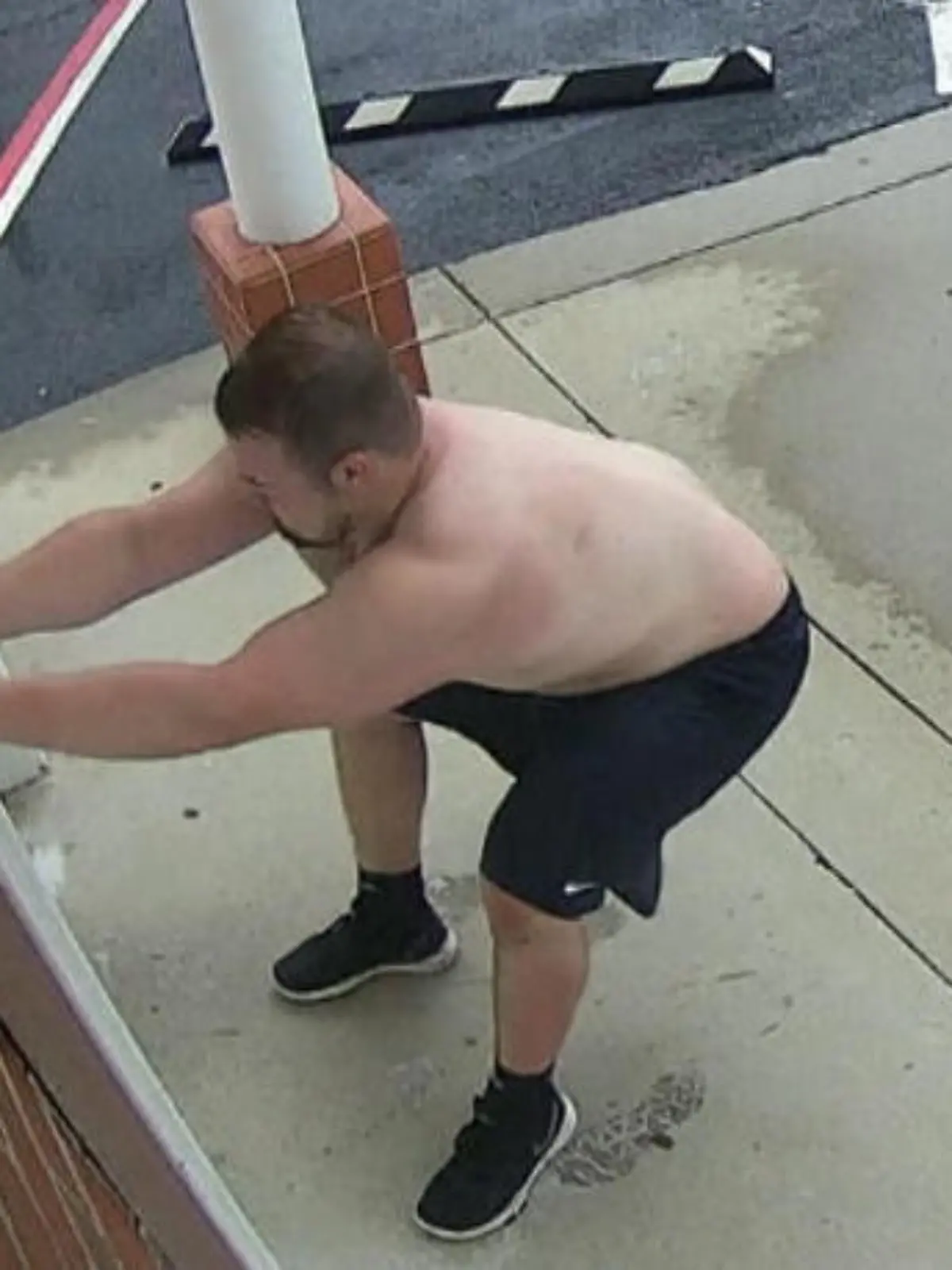 Im August 2020 stirbt der 20-jährige Student Grant Brace an einem Hitzschlag - kurz nach dem Wrestling-Training. Überwachungskameras zeigen den 20-Jährigen auf der verzweifelten Suche nach Wasser - dieses hatten ihm seine Trainer verweigert.