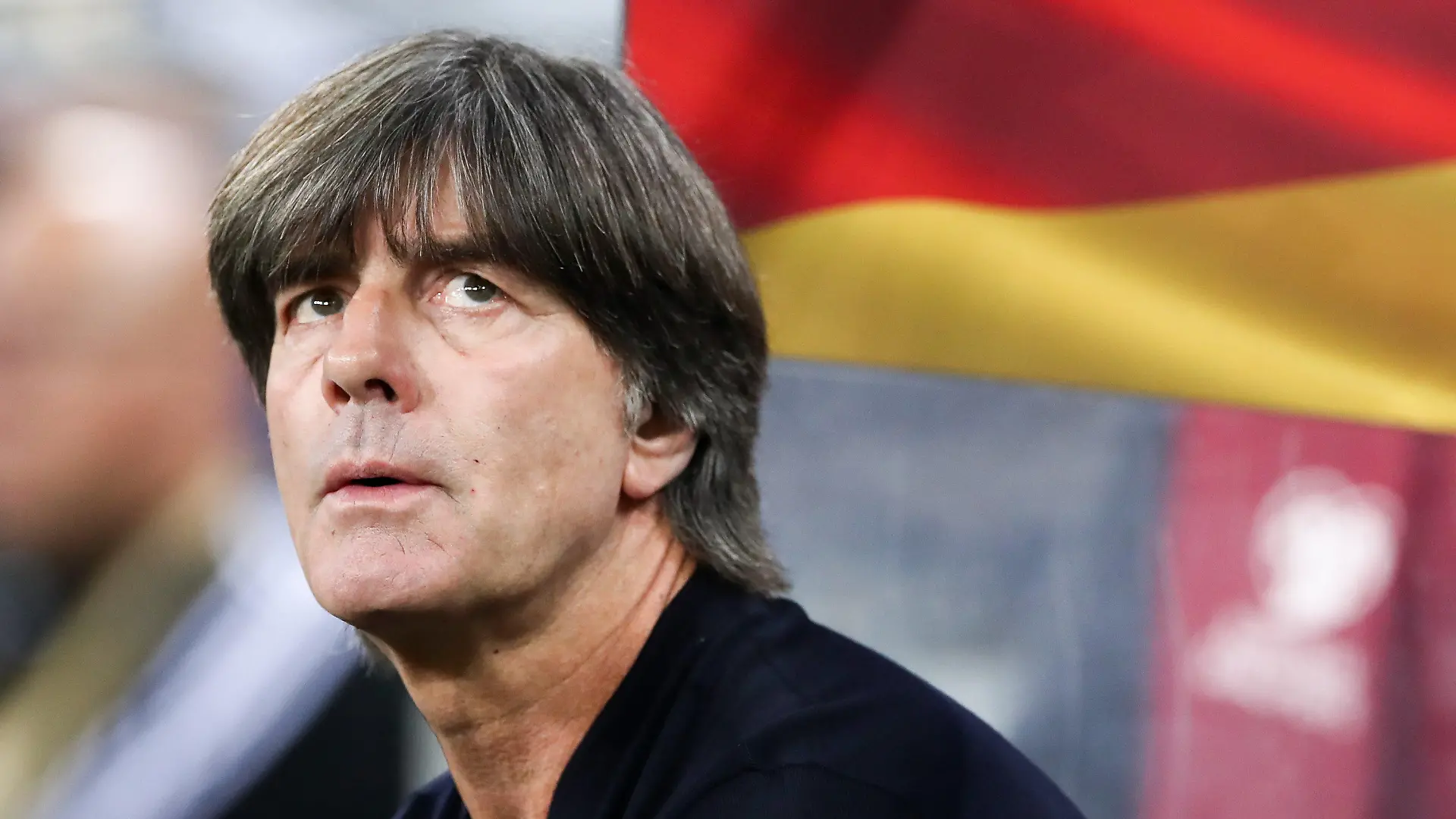 ARCHIV - 06.09.2019, Hamburg: Fußball: EM-Qualifikation, Deutschland - Niederlande, Gruppenphase, Gruppe C, 5. Spieltag. Bundestrainer Joachim Löw aus Deutschland sitzt vor dem Anpfiff auf der Bank. (zu dpa: «Bilanz der Corona-Saison: Dauerbrenner Kimmich und Torjäger Gnabry ») Foto: Christian Charisius/dpa +++ dpa-Bildfunk +++