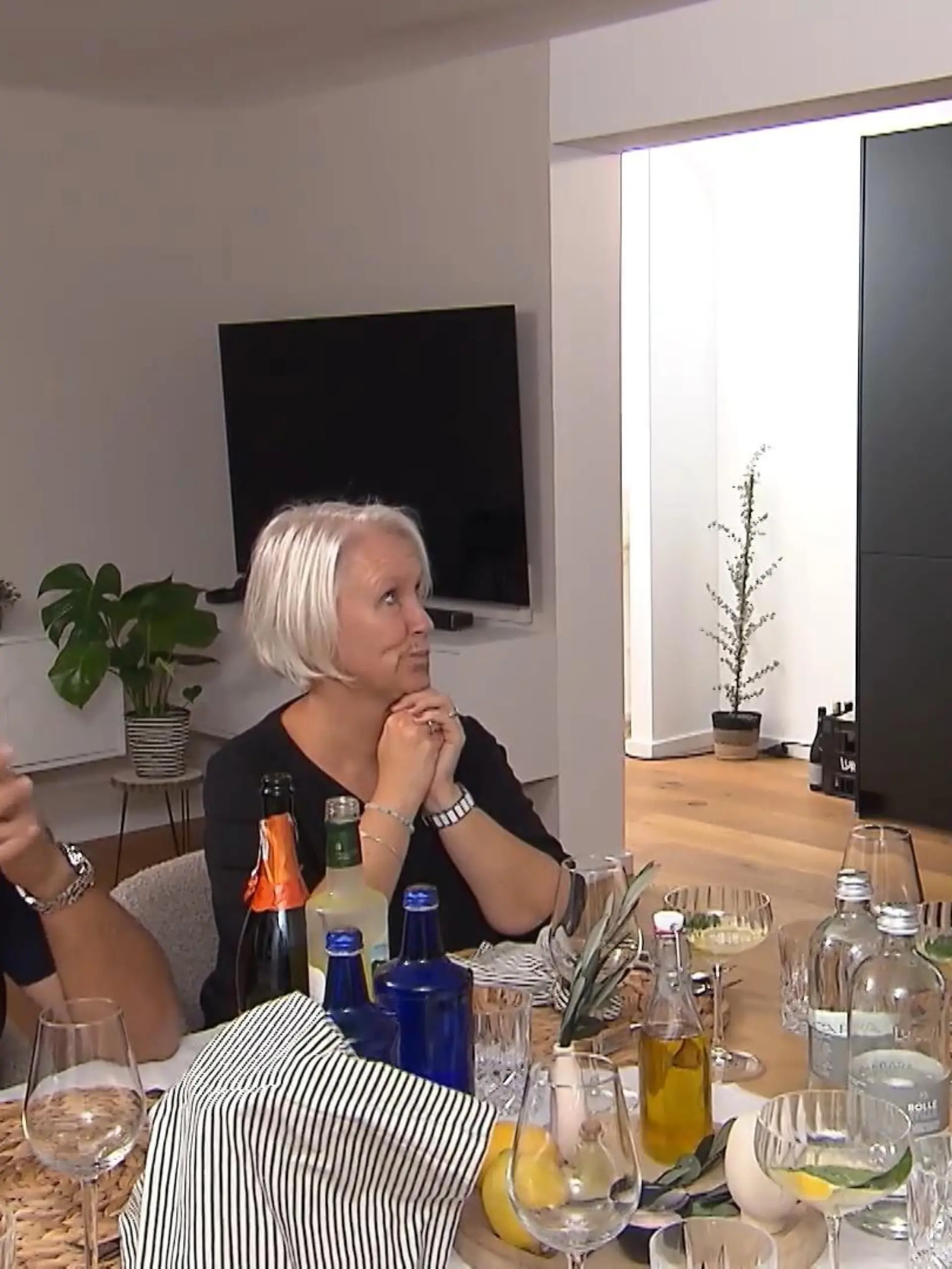 Bild zu: "Julian hat eines nicht bedacht: Dass einer seiner Gäste keinen Wein trinkt. Nun hat er aber kein Bier da."