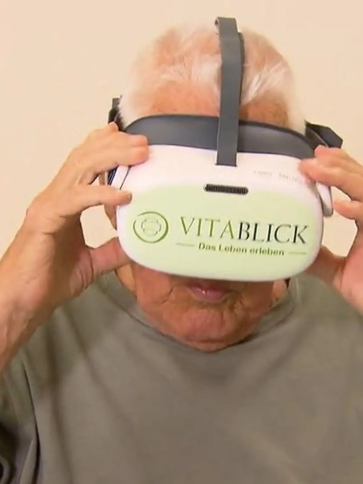 Bild zu: "Senioren erkunden im Altersheim mit VR-Brille die Domstadt"