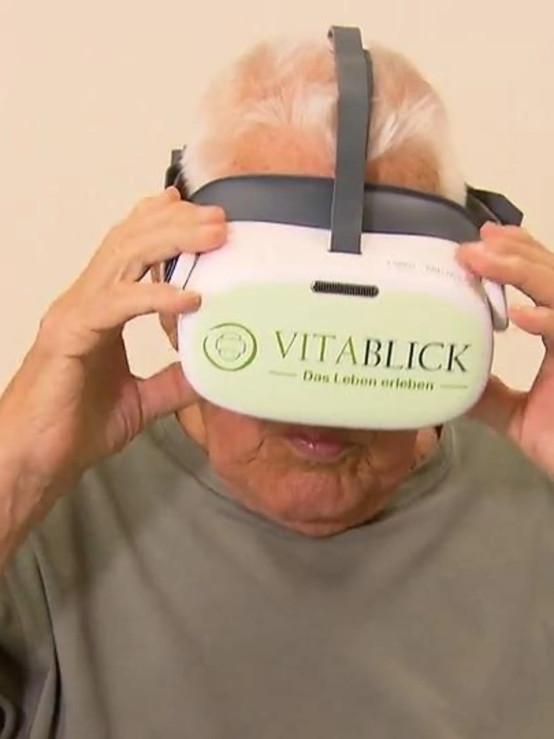 Bild zu: "Senioren erkunden im Altersheim mit VR-Brille die Domstadt"