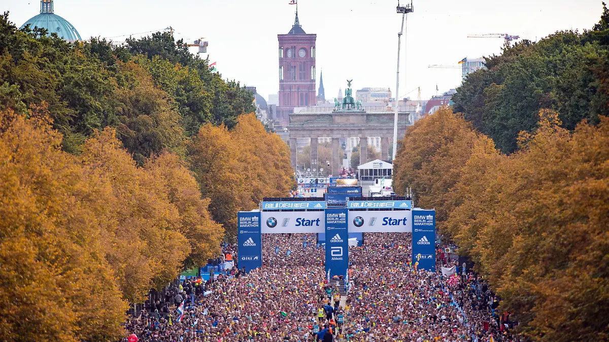 ARCHIV - 29.09.2019, Berlin: Tausende Läufer starten auf der Straße des 17. Juni zum BMW Berlin Marathon. Der für den 27. September geplante Berlin-Marathon wird in diesem Jahr wegen der Corona-Krise abgesagt. (zu "Berlin-Marathon im September kann nicht stattfinden") Foto: Soeren Stache/dpa-Zentralbild/dpa +++ dpa-Bildfunk +++