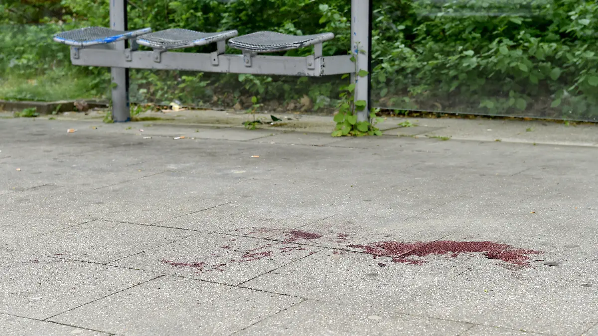 19.04.2020, Nordrhein-Westfalen, Essen: Blut ist am Boden einer Haltestelle zu sehen an der in der Nacht ein 14 Jahre alter Junge erstochen wurde. Der Jugendliche erlag im Krankenhaus seinen Verletzungen, wie Polizei und Staatsanwaltschaft am Sonntag mitteilten. Beamte nahmen einen 17-jährigen Tatverdächtigen vorläufig fest Foto: Caroline Seidel/dpa +++ dpa-Bildfunk +++