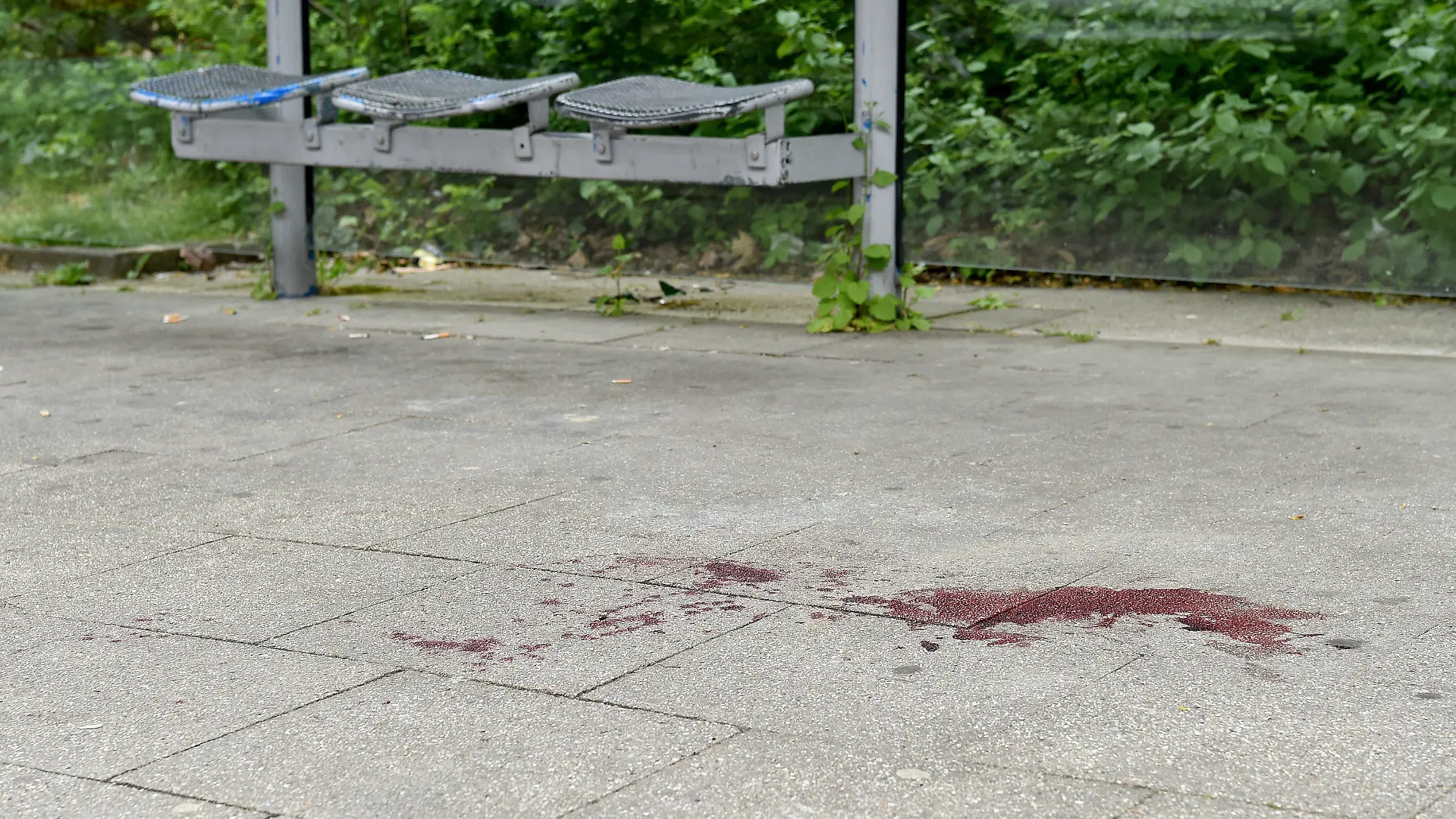 19.04.2020, Nordrhein-Westfalen, Essen: Blut ist am Boden einer Haltestelle zu sehen an der in der Nacht ein 14 Jahre alter Junge erstochen wurde. Der Jugendliche erlag im Krankenhaus seinen Verletzungen, wie Polizei und Staatsanwaltschaft am Sonntag mitteilten. Beamte nahmen einen 17-jährigen Tatverdächtigen vorläufig fest Foto: Caroline Seidel/dpa +++ dpa-Bildfunk +++