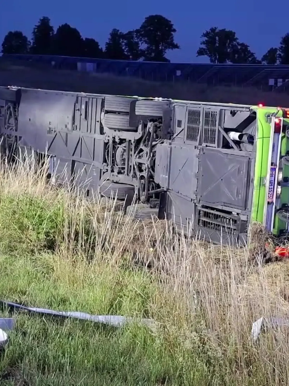 Bild zu: "Flixbus kippt um! 31 Verletzte bei Unfall auf der A19"