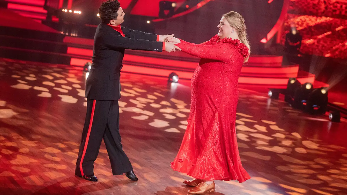 28.02.2020, Nordrhein-Westfalen, Köln: Ilka Bessin, Comedian, und Erich Klann, Profitänzer, tanzen in der RTL-Tanzshow «Let's Dance» im Coloneum. Foto: Rolf Vennenbernd/dpa +++ dpa-Bildfunk +++