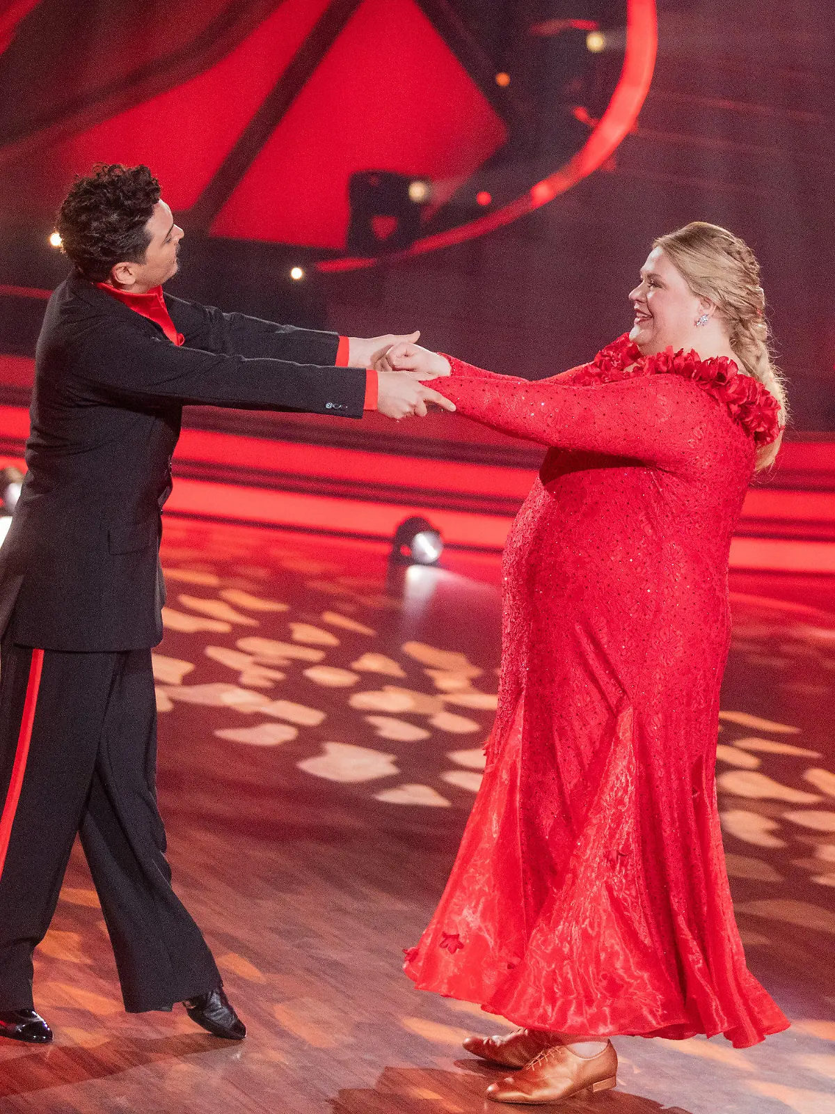 28.02.2020, Nordrhein-Westfalen, Köln: Ilka Bessin, Comedian, und Erich Klann, Profitänzer, tanzen in der RTL-Tanzshow «Let's Dance» im Coloneum. Foto: Rolf Vennenbernd/dpa +++ dpa-Bildfunk +++