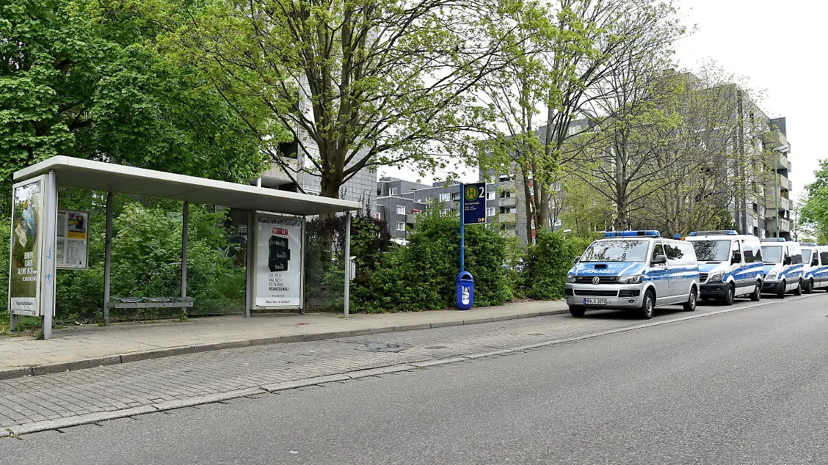 19.04.2020, Nordrhein-Westfalen, Essen: Polizeiwagen stehen neben einer Haltestelle an der in der Nacht ein 14 Jahre alter Junge erstochen wurde. Der Jugendliche erlag im Krankenhaus seinen Verletzungen, wie Polizei und Staatsanwaltschaft am Sonntag mitteilten. Beamte nahmen einen 17-jährigen Tatverdächtigen vorläufig fest Foto: Caroline Seidel/dpa +++ dpa-Bildfunk +++