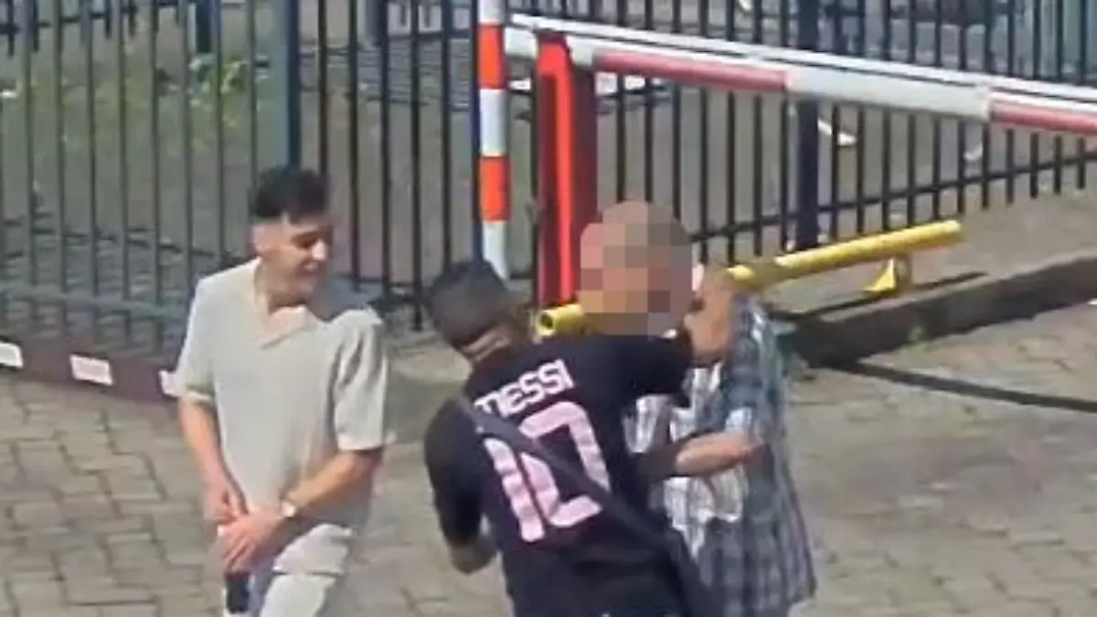 Täter ohne Gnade! Der Mann im schwarzen Shirt stoppt den Senior. Der will weitergehen, wird aber daran gehindert. Gleichzeitig folgt der Zweite im Bunde und sichert die Lage seitlich ab, während jetzt ein schwarzes Auto in die Einfahrt kommt. Dann schlägt der Haupttäter dem Wehrlosen ins Gesicht und stößt ihn zu Boden. Im selben Augenblick greift er nach der Goldkette am Hals des Opfers.