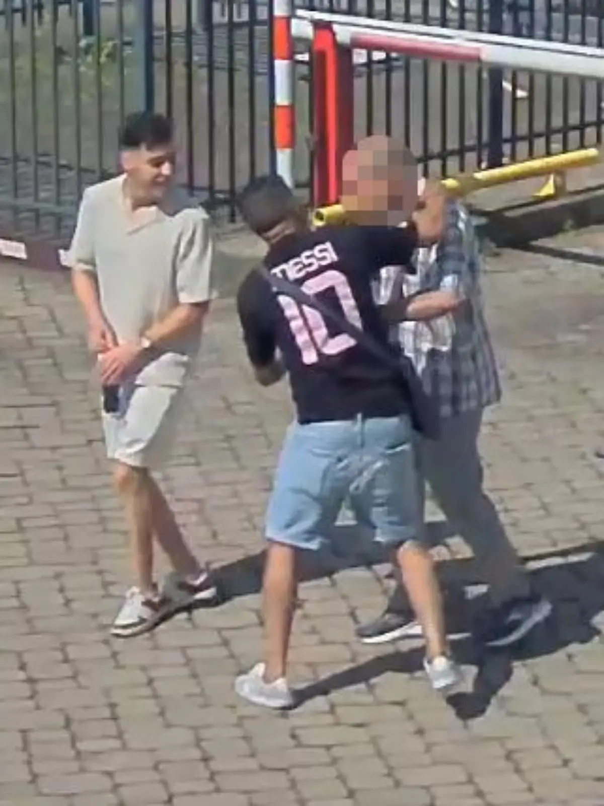 Täter ohne Gnade! Der Mann im schwarzen Shirt stoppt den Senior. Der will weitergehen, wird aber daran gehindert. Gleichzeitig folgt der Zweite im Bunde und sichert die Lage seitlich ab, während jetzt ein schwarzes Auto in die Einfahrt kommt. Dann schlägt der Haupttäter dem Wehrlosen ins Gesicht und stößt ihn zu Boden. Im selben Augenblick greift er nach der Goldkette am Hals des Opfers.