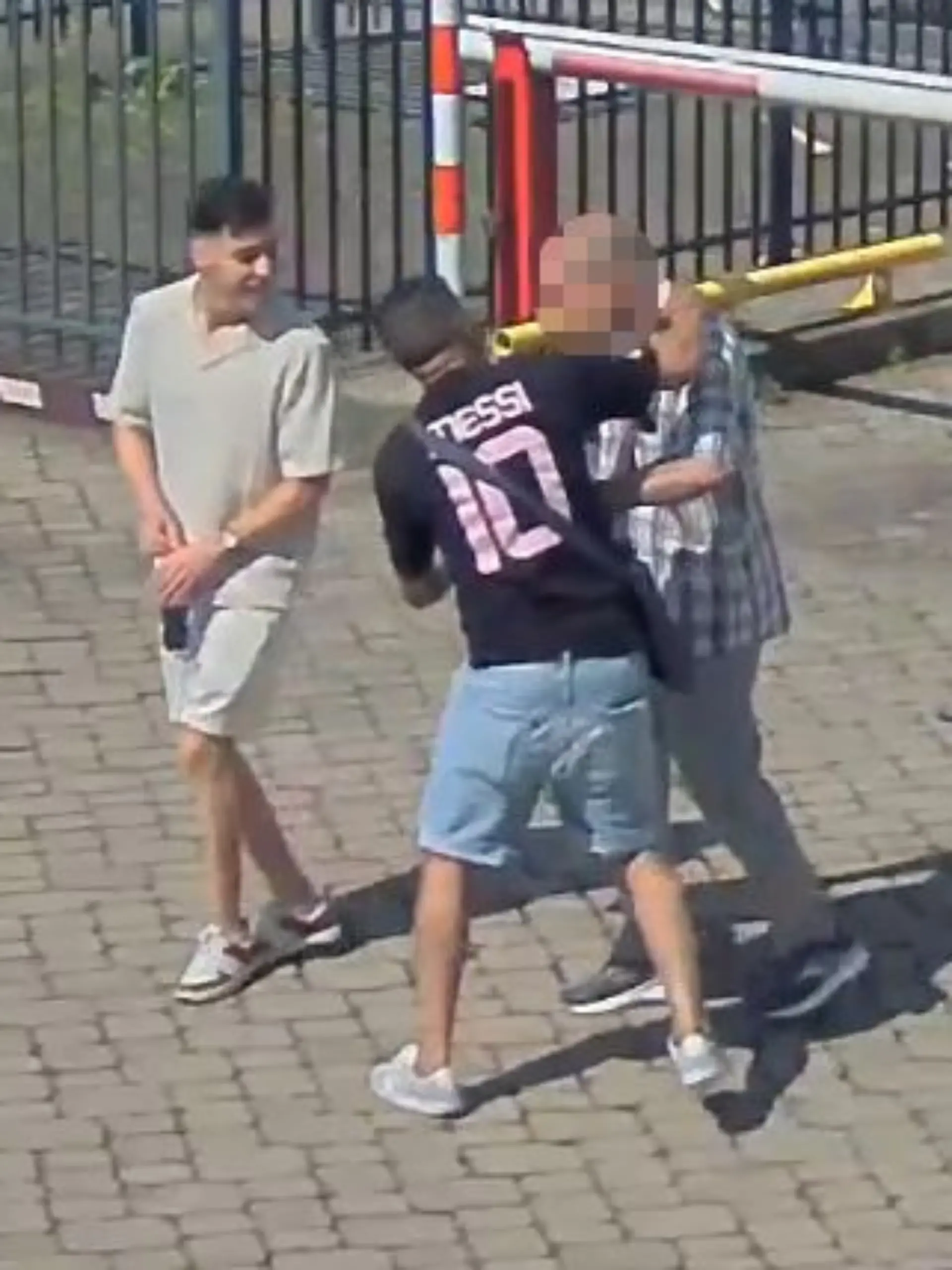 Täter ohne Gnade! Der Mann im schwarzen Shirt stoppt den Senior. Der will weitergehen, wird aber daran gehindert. Gleichzeitig folgt der Zweite im Bunde und sichert die Lage seitlich ab, während jetzt ein schwarzes Auto in die Einfahrt kommt. Dann schlägt der Haupttäter dem Wehrlosen ins Gesicht und stößt ihn zu Boden. Im selben Augenblick greift er nach der Goldkette am Hals des Opfers.