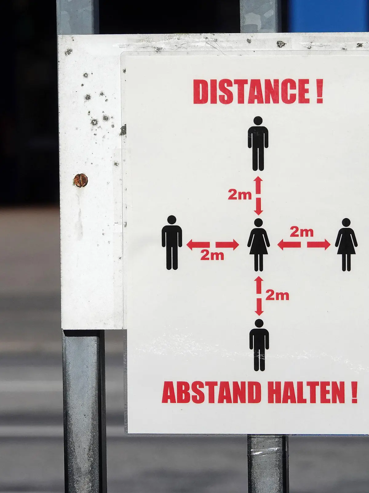 17.04.2020, Schleswig-Holstein, Neumünster: Ein Hinweisschild zu Abstandsgeboten ist in der Landesunterkunft für Flüchtlinge in Neumünster zu sehen. Wegen Flüchtlingen, die in der Landesunterkunft ebenfalls aus der Quarantäne entlassen werden wollten, hat es einen Großeinsatz der Polizei gegeben. Am Freitag sei die Quarantäne für die gesamte Landesunterkunft aufgehoben worden - bis auf zwei Gebäude mit Infizierten und Angehörigen beziehungsweise Kontaktpersonen und deren Familienmitgliedern, teilte ein Sprecher der Landesunterkunft mit. Foto: Bodo Marks/dpa +++ dpa-Bildfunk +++