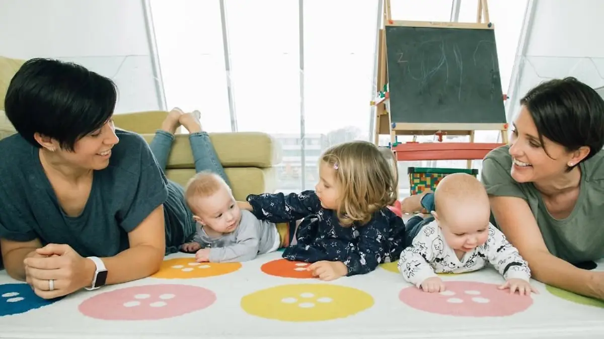 Heather Peace (r.) und Ellie Dickinson mit ihren drei Kindern Jesse, Annie und Lola (v.l.n.r.)