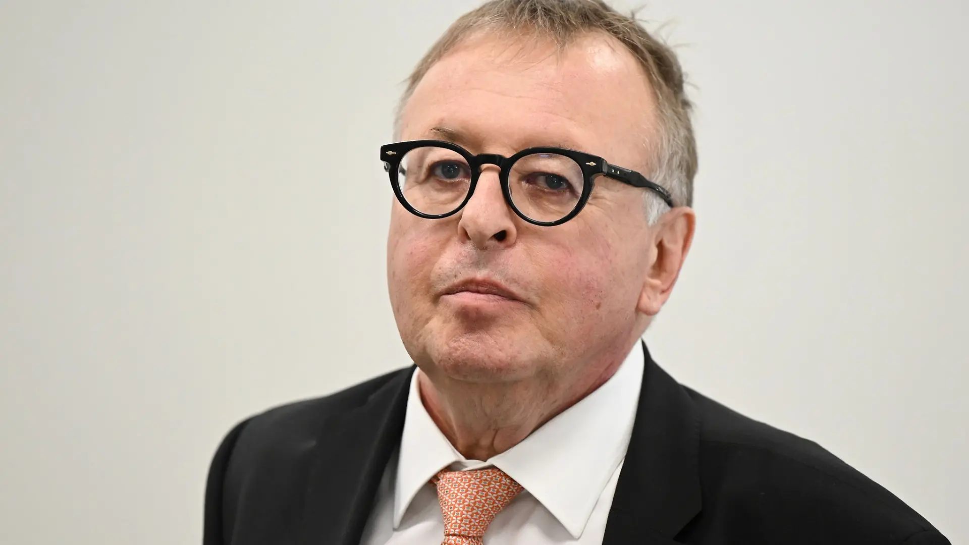 Dem ehemaligen Ahr-Landrat Jürgen Pföhler (CDU) droht wegen seines Verhaltens während der Flutkatastrophe der Entzug seines Ruhegehalts.
